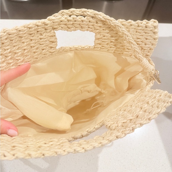 Elegant Cream Woven Handbag - Picture 4 of 4